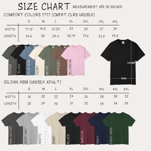 Pu&ograve; includere: Una tabella delle taglie per t-shirt unisex Comfort Colors 1717 e Gildan 5000, che mostra le misure di larghezza e lunghezza in pollici. La tabella include campioni di colore per Pepper, Black, Blue Jean, Ivory, Moss, Espresso, Blossom, Dark Heather, Sport Grey, White, Sand, Maroon, Navy e Forest Green.