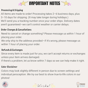 Pu&ograve; includere: Un documento informativo bianco intitolato IMPORTANT NOTES con due stelle rosa. Contiene sezioni su elaborazione e spedizione, modifiche agli ordini, rimborsi e una dichiarazione di non responsabilit&agrave; sui colori.