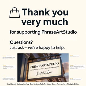 Pu&ograve; includere: Un biglietto di ringraziamento con l'icona di una borsa della spesa, il testo Thank you very much for supporting PhraseArtStudio, Questions? Just ask&mdash;we&rsquo;re happy to help, e un'insegna PhraseArtStudio con recensioni dei clienti e testo aziendale.