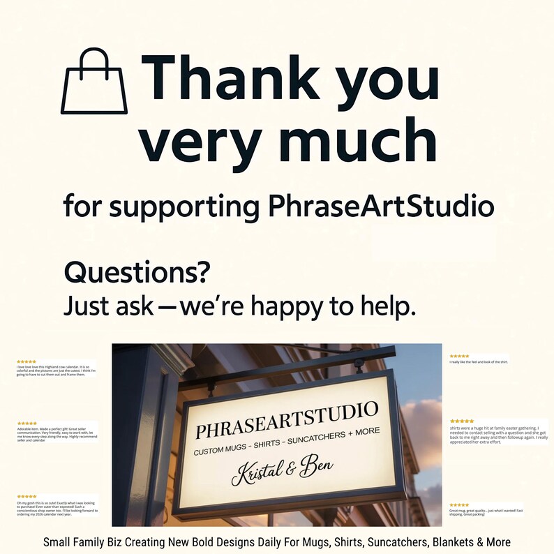 Pu&ograve; includere: Un biglietto di ringraziamento con l'icona di una borsa della spesa, il testo Thank you very much for supporting PhraseArtStudio, Questions? Just ask&mdash;we&rsquo;re happy to help, e un'insegna PhraseArtStudio con recensioni dei clienti e testo aziendale.