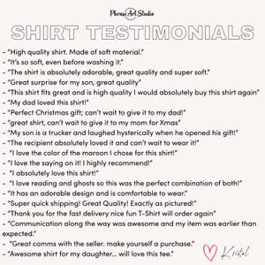 Pu&ograve; includere: Un grafico informativo bianco intitolato SHIRT TESTIMONIALS in carattere nero. Il testo elenca varie recensioni dei clienti riguardanti la qualit&agrave;, la morbidezza e l'idoneit&agrave; delle magliette come regalo. Un'icona a cuore rosso e la firma Kristal sono in basso.