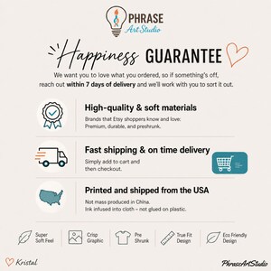 Pu&ograve; includere: Un grafico informativo intitolato Happiness Guarantee di Phrase Art Studio. Presenta icone per materiali di alta qualit&agrave;, spedizione rapida e produzione negli Stati Uniti. Il testo descrive materiali morbidi e il processo di stampa.