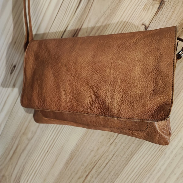 A vintage shoulder bag in supple and light cowhide leather