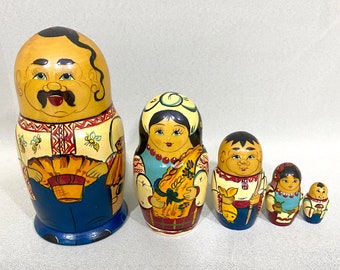 Nesting Dolls | Vintage ukrainische Familie | Handgefertigte Matroschka aus Holz | 15 cm Handbemalte Puppe aus Holz | Outfit Room Decor
