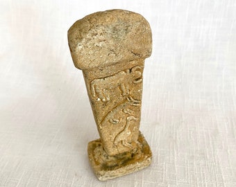 Monumento de yeso tallado a mano / Estatua de yeso antigua tallada a mano / Escultura de mesa vintage / Objeto de arte de decoración / Decoración del hogar
