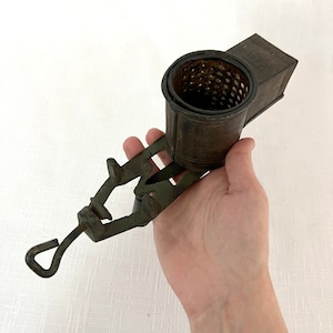 Vintage Nut&#39;s Grinder, Old Nut&#39;s Mill, Manual Nut Mill, Vintage Walnut Table Grinder, Retro Walnut Grinder, Mouli Grater - VDA0496