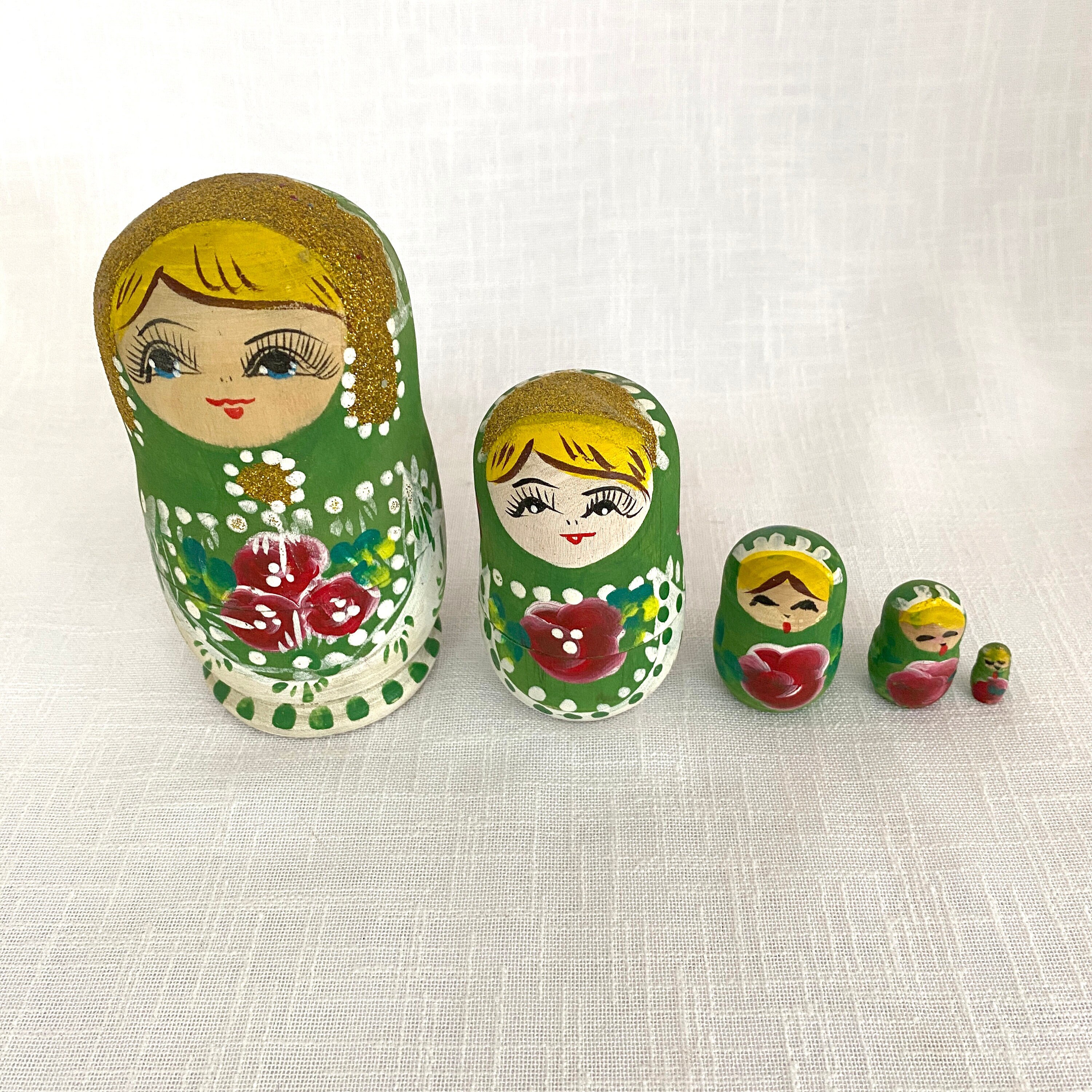 Vintage Kleine Matroschka Puppe | Russische Babuschka Puppe | Handbemalte Schachtelpuppe | Grünes Holzspielzeug | 5 Stück | 11,5 cm große russische Wohnkultur
