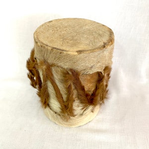 Tamburo africano vintage in legno e pelle di mucca, strumento musicale a percussione, decorazione tribale, tamburo in pelle di animale, decorazione africana fatta a mano - VDA0426