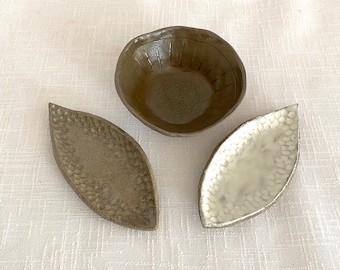 Juego de 3 cuencos de cerámica / soporte de anillo de cerámica / juego de platos de cerámica hechos a mano / cuenco de joyería de cerámica / decoración del hogar