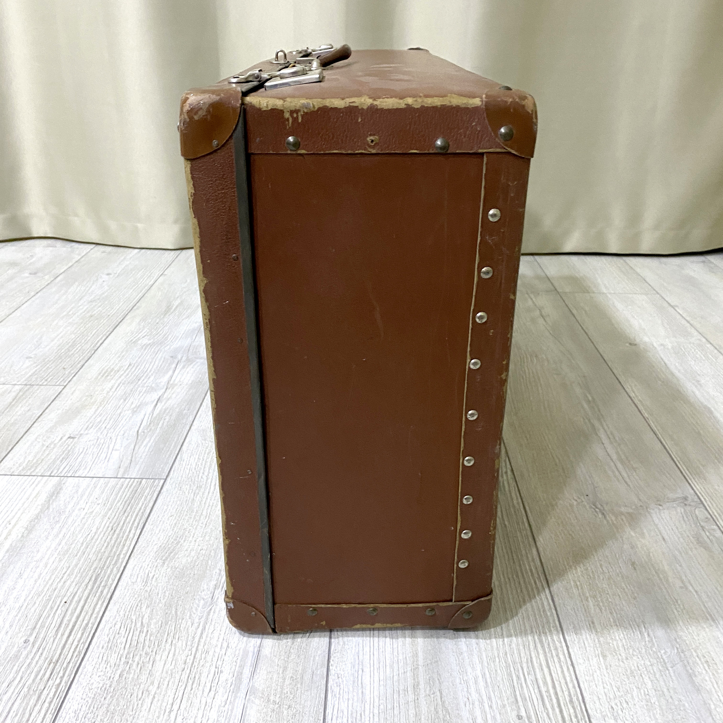 レトロな旅行用荷物原始的なスーツケース | 大きな茶色のヴィンテージ