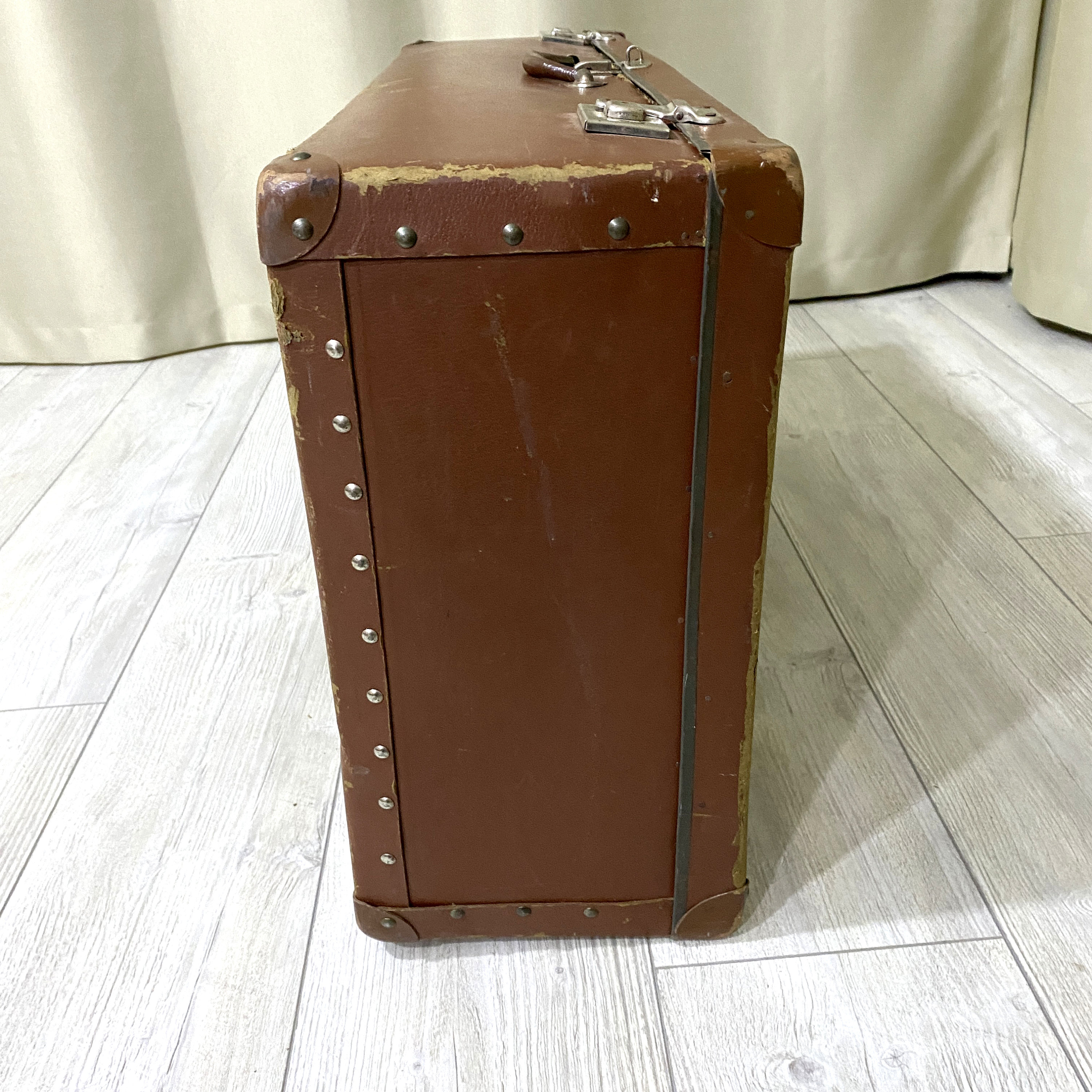 レトロな旅行用荷物原始的なスーツケース | 大きな茶色のヴィンテージ