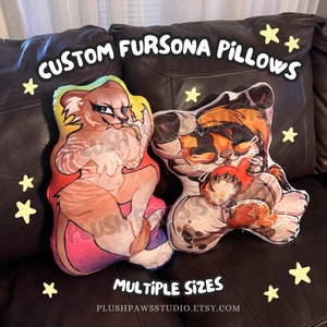 Puede incluir: Dos almohadas personalizadas de fursona, una con un fursona naranja y blanco a rayas que sostiene una pata en alto, y la otra con un fursona marrón, naranja y blanco que sostiene un corazón rojo. Las almohadas están en un sofá de cuero marrón con estrellas amarillas esparcidas a su alrededor. El texto "CUSTOM FURSONA PILLOWS" está en la parte superior de la imagen, y el texto "MULTIPLE SIZES" está en la parte inferior de la imagen.