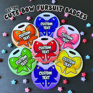 Niedliche Schleife Custom Fursuit Badge Tags | Regenbogen Farben | Benutzerdefinierte Text Furry Badge | Wasserdichte, kratzfeste, langlebige ID-Tags