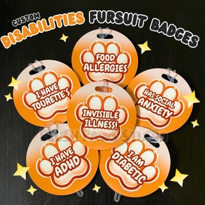 Behinderungen Custom Fursuit Badge Tags | Benutzerdefinierte Text Furry Badge | Wasserdichte kratzfeste langlebige harte ID-Tags für Konventionen |