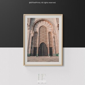 Könnte beinhalten: Eine Nahaufnahme eines großen, verzierten Torbogens mit komplizierten geometrischen Mustern in Braun- und Beigetönen. Der Torbogen ist aus Stein und hat eine große Holztür in der Mitte.