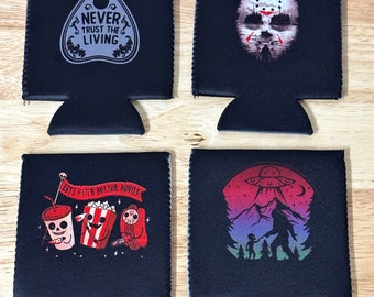 Horror Koozies, Getränkeisolatoren, Dosenisolatoren. Jason themed, Watch Horror Filme, Bigfoot Alien, Ouija Planchette Designs.