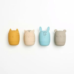 K&ouml;nnte beinhalten: Vier kleine Badetiere in Tierform. Die Spielzeuge sind aus weichem, farbigem Silikon. Die Spielzeuge sind eine Katze, eine Eule, ein Kaninchen und ein B&auml;r.
