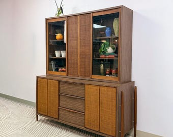 Vitrina vintage de dos piezas estilo MCM William Hinn, de nogal, de mediados de siglo.