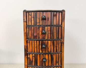 Cómoda vintage de bambú quemado con 3 cajones, estilo bohemio, para guardar joyas y decoración de mediados de siglo.