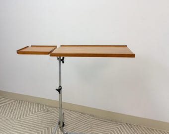 Atril de música rodante de teca danesa estilo MCM con mesa auxiliar ajustable de 71-94 cm de altura.
