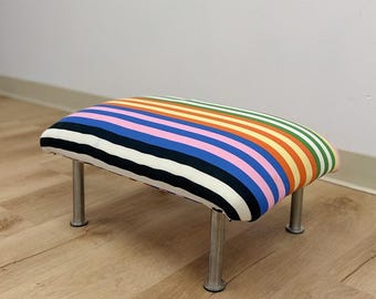 Vintage-Hocker, mehrfarbig gepolstert, Aluminiumbeine, Mid-Century-Akzentsitz