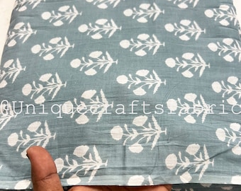 Tessuto di cotone con stampa floreale: materiale indiano per sartoria stampato a mano con la tecnica del block printing.