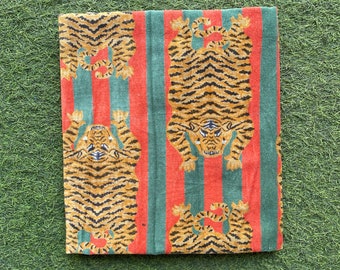 Tela de terciopelo con estampado de tigre tibetano: tapicería de algodón verde oliva