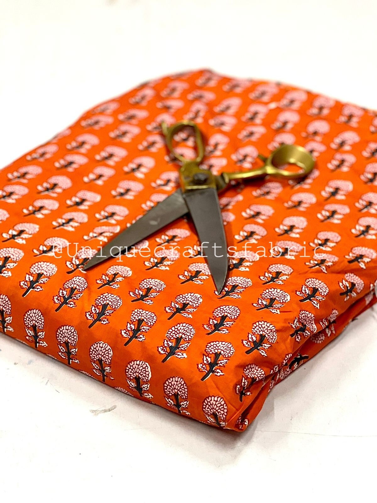 オレンジ色のミニフラワープリントコットン生地：インドのハンド
