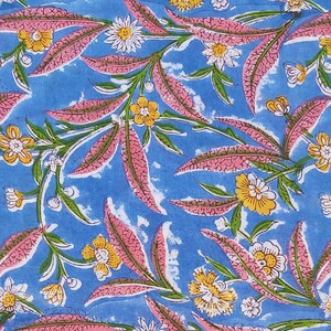 Peut inclure: Un tissu bleu avec un motif floral. Les fleurs sont roses, blanches et jaunes. Les feuilles sont vertes et roses.