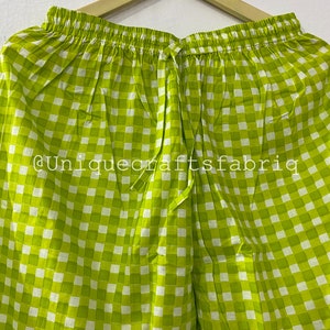 Peut inclure: Pantalon en tissu &agrave; carreaux vert et blanc avec une taille &eacute;lastique et un cordon de serrage. Le pantalon est en coton et est parfait pour une tenue d&eacute;contract&eacute;e.