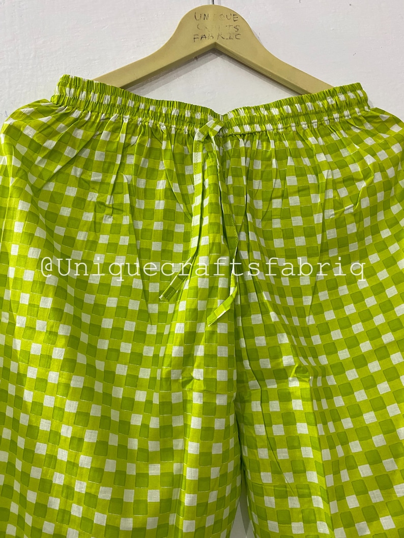 Peut inclure: Pantalon en tissu &agrave; carreaux vert et blanc avec une taille &eacute;lastique et un cordon de serrage. Le pantalon est en coton et est parfait pour une tenue d&eacute;contract&eacute;e.