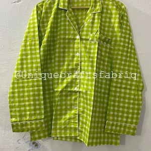 Peut inclure: Une chemise boutonn&eacute;e &agrave; manches longues &agrave; carreaux verts et blancs avec un col.