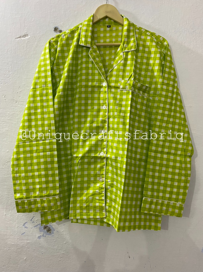 Peut inclure: Une chemise boutonn&eacute;e &agrave; manches longues &agrave; carreaux verts et blancs avec un col.