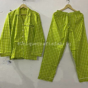 Peut inclure: Ensemble pyjama &agrave; carreaux vert et blanc avec un haut &agrave; boutons et un pantalon long.