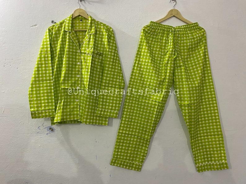Peut inclure: Ensemble pyjama &agrave; carreaux vert et blanc avec un haut &agrave; boutons et un pantalon long.