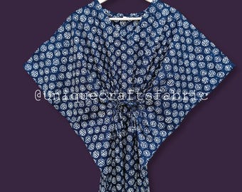 Caftan de algodão com estampa floral índigo: ideal para saída de praia ou como robe de dama de honra.
