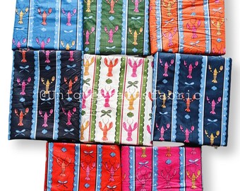 Puede incluir: Una colección de piezas de tela coloridas con un patrón de langosta. Las telas son de varios colores, incluyendo azul, verde, naranja, negro, blanco, rojo y rosa. Cada pieza tiene un diseño de rayas verticales con ilustraciones de langostas y elementos decorativos.