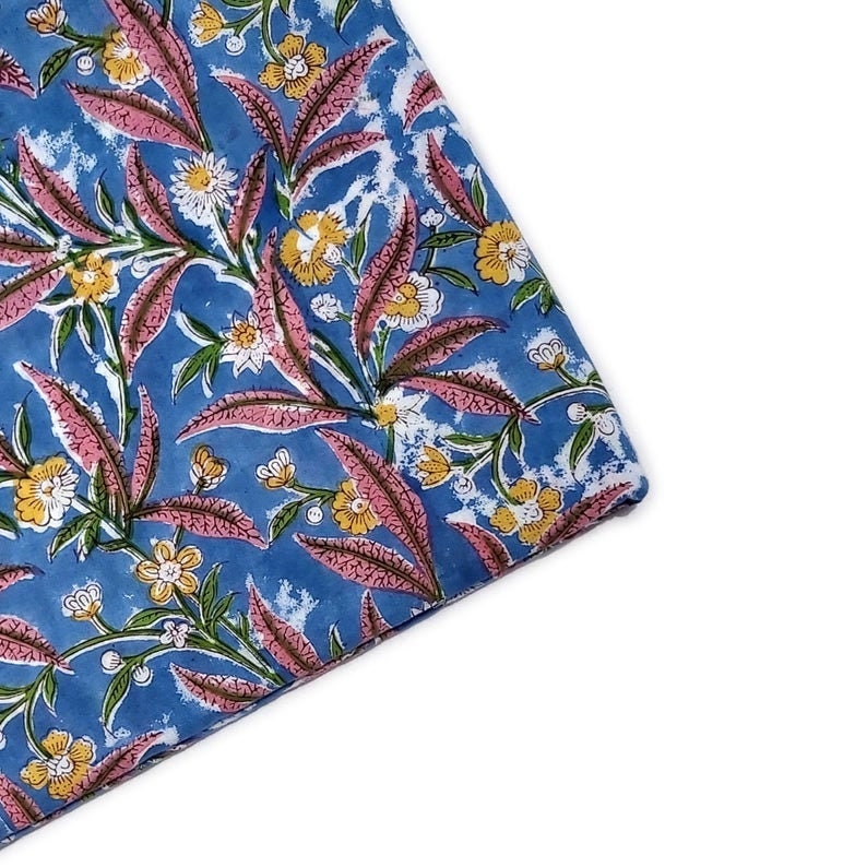 Peut inclure: Tissu en coton bleu avec un imprim&eacute; floral compos&eacute; de fleurs roses et jaunes et de feuilles vertes.