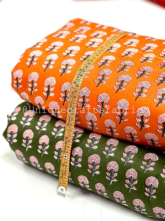 オレンジ色のミニフラワープリントコットン生地：インドのハンド