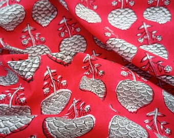Pode incluir: Tecido vermelho com um padrão repetido de pinhas estilizadas cinzas com caules e pequenas flores. O tecido tem uma textura ligeiramente enrugada.