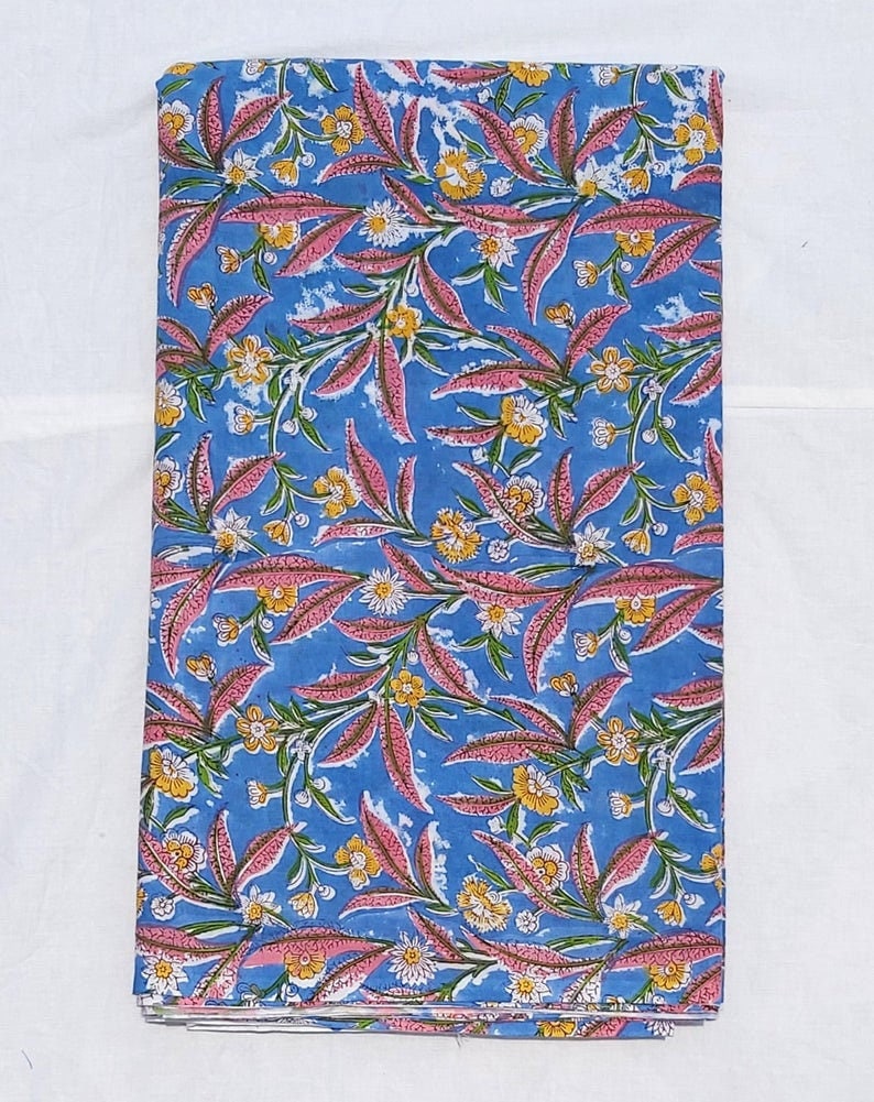 Peut inclure: Un tissu bleu avec un imprim&eacute; floral rose et jaune.