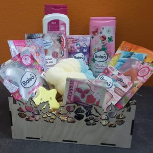 Beautybox, Geschenkbox, Wellnessbox, Geburtstagsbox für Frauen, personalisierbar. Blumenmuster