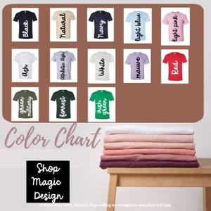 Puede incluir: Una carta de colores muestra camisetas de varios colores, incluyendo negro, azul marino y rojo, cada una con etiquetas de texto. Debajo, una pila de camisas dobladas en tonos rosas y morados descansa sobre una mesa de madera. Tambi&eacute;n se ve el texto "Shop Magic Design".