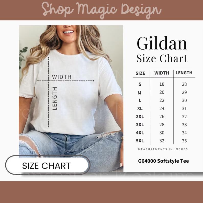 Puede incluir: Una camiseta blanca Gildan Softstyle con una tabla de tallas. La tabla muestra las medidas en pulgadas para las tallas S a 5XL. La camiseta se est&aacute; modelando, con el ancho y el largo indicados por l&iacute;neas discontinuas.