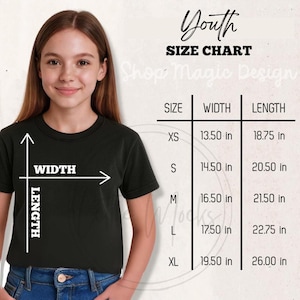 Puede incluir: Una persona con una camiseta negra. La imagen incluye una tabla de tallas para j&oacute;venes con medidas en pulgadas para ancho y largo, que van de XS a XL. Tambi&eacute;n es visible el texto "Shop Magic Design".