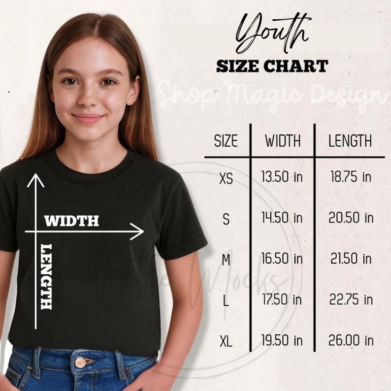 Puede incluir: Una persona con una camiseta negra. La imagen incluye una tabla de tallas para j&oacute;venes con medidas en pulgadas para ancho y largo, que van de XS a XL. Tambi&eacute;n es visible el texto "Shop Magic Design".