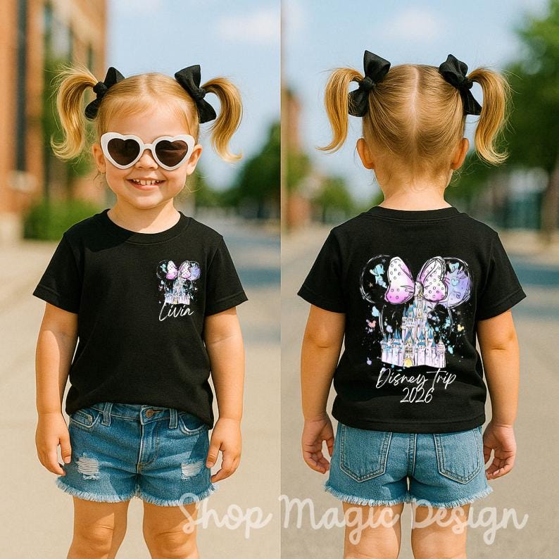 Puede incluir: Camiseta negra con un dise&ntilde;o tem&aacute;tico de Disney. La parte delantera presenta un lazo de Minnie Mouse y el nombre "Livia". La parte trasera muestra un castillo, un lazo y el texto "Disney Trip 2026". El ni&ntilde;o lleva pantalones cortos vaqueros y gafas de sol en forma de coraz&oacute;n.