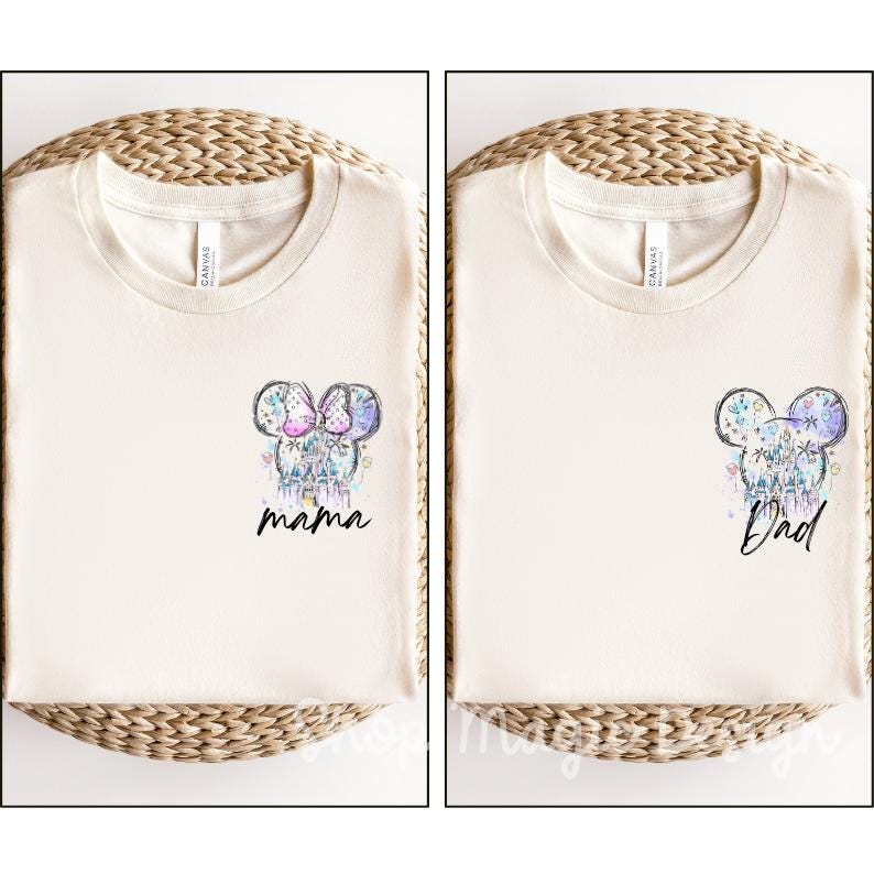 Puede incluir: Dos camisetas color crema con un dise&ntilde;o de cabeza de Mickey Mouse. Una camiseta dice "mama" y la otra "Dad". Las cabezas de Mickey Mouse est&aacute;n decoradas con un castillo y un dise&ntilde;o floral en colores pastel.