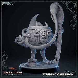 Pode incluir: Uma figura cinzenta impressa em 3D de um caldeirão ambulante com um rosto, chifres e uma colher. O caldeirão tem um design detalhado e está sobre uma base de 50 mm. O texto "Magnum Hocus" e "Striding Cauldron 1" são visíveis.
