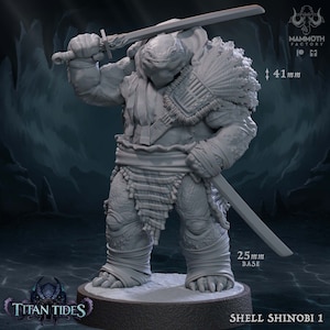 Puede incluir: Figura gris impresa en 3D de un guerrero con forma de tortuga, el Shell Shinobi 1, sosteniendo dos espadas. La figura mide 41 mm de alto y se apoya en una base de 25 mm. El guerrero lleva armadura y tiene una hombrera con plumas. Logos de Titan Tides y Mammoth Factory.